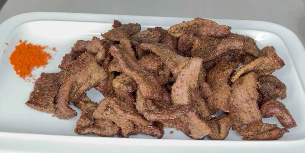 Suya de porc grillé 