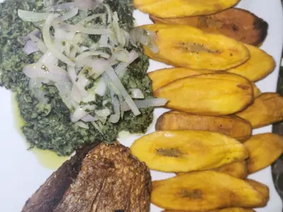 Ndole et banane plantain frite 