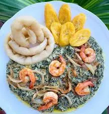 Ndole et banane plantain frite  + bâton de manioc (bobolo)